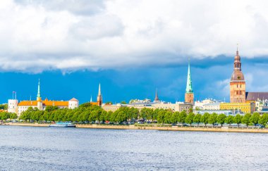 Riga Kalesi, Katedral ve Letonya 'daki Aziz Peter Kilisesi de dahil olmak üzere Riga' nın Panoraması.