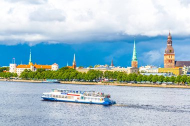 Riga Kalesi, Katedral ve Letonya 'daki Aziz Peter Kilisesi de dahil olmak üzere Riga' nın Panoraması.