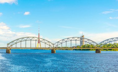 Riga 'daki TV kulesi çelik bir demiryolu köprüsünün arkasında, Latvi