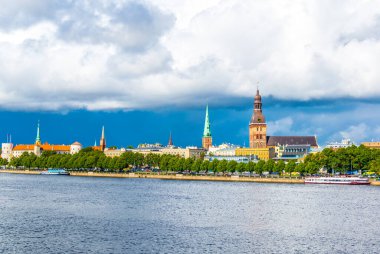 Riga Kalesi, Katedral ve Letonya 'daki Aziz Peter Kilisesi de dahil olmak üzere Riga' nın Panoraması.