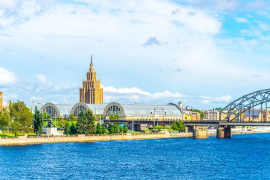 Letonya 'nın başkenti Riga' daki çelik bir demiryolu köprüsünün yanına inşa edilen zeplin hangarları ve bilim akademisi manzarası