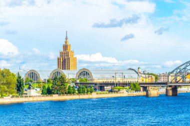 Letonya 'nın başkenti Riga' daki çelik bir demiryolu köprüsünün yanına inşa edilen zeplin hangarları ve bilim akademisi manzarası