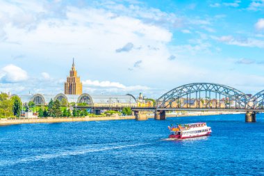 Letonya 'nın başkenti Riga' daki çelik bir demiryolu köprüsünün yanına inşa edilen zeplin hangarları ve bilim akademisi manzarası