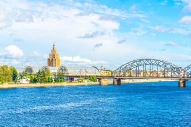 Letonya 'nın başkenti Riga' daki çelik bir demiryolu köprüsünün yanına inşa edilen zeplin hangarları ve bilim akademisi manzarası