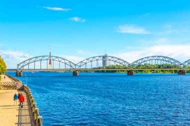 Riga 'daki TV kulesi çelik bir demiryolu köprüsünün arkasında, Latvi