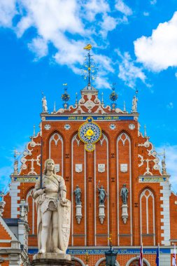 Letonya 'nın Riga kentindeki Siyahların Evi ile Ratslaukums Meydanı