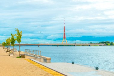 Riga 'daki TV kulesi Latvi, Daugava rıhtımından izlenmiş.