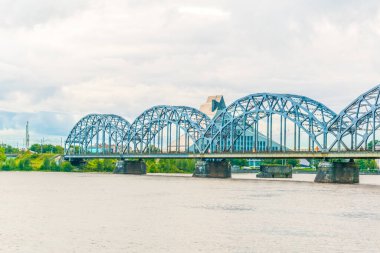 Letonya ulusal kütüphanesinin Riga, Letonya 'da bir demiryolu köprüsünün yanındaki görüntüsü