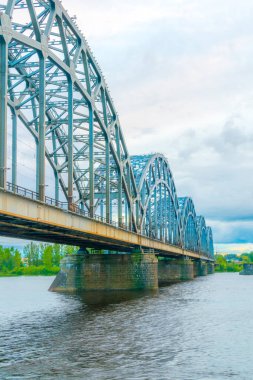 Demiryolu manzarası Riga, Latvi 'de bir köprü