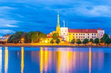 Letonya, Daugava nehrinin diğer yakasından Riga kalesinin günbatımı manzarası