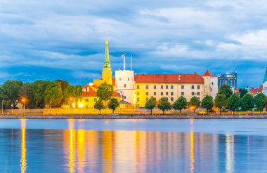 Letonya, Daugava nehrinin diğer yakasından Riga kalesinin günbatımı manzarası