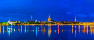 Riga Kalesi, Katedral, Aziz Peter ve Aziz James Kiliseleri de dahil olmak üzere, gün batımında Letonya 'daki Riga Panoraması.
