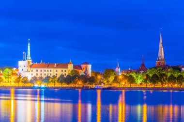 Letonya, Daugava nehrinin diğer yakasından Riga kalesinin günbatımı manzarası