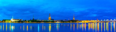 Riga Kalesi, Katedral, Aziz Peter ve Aziz James Kiliseleri de dahil olmak üzere, gün batımında Letonya 'daki Riga Panoraması.