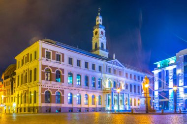 Letonya 'nın başkenti Riga, Letonya' nın belediye binasının gece manzarası
