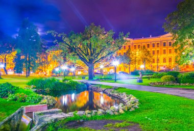 Riga, Letonya 'daki Bastelkajna parkının gece görüşü