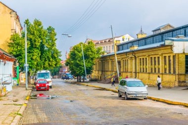 İnsanlar Litvanya 'daki eski vilnius kasabasına giden eski bir sokaktan geçiyorlar.