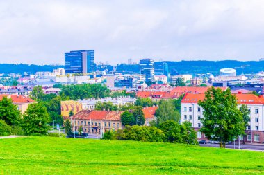 Litvanya 'nın başkenti Tauras tepesinden Vilnius' un havadan görünüşü