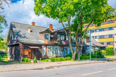 Litvanya 'nın Vilnius banliyösünde bulunan ahşap bir aile evinin manzarası.