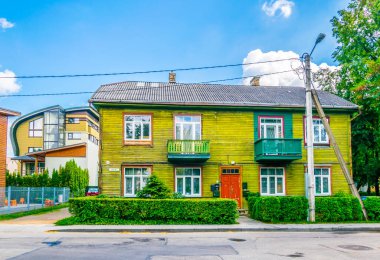 Litvanya 'nın Vilnius banliyösünde bulunan ahşap bir aile evinin manzarası.