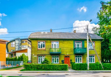 Litvanya 'nın Vilnius banliyösünde bulunan ahşap bir aile evinin manzarası.