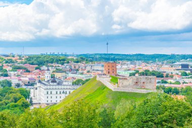 Arkasında Litvanya başkenti vilnius olan Gediminas kalesinin havadan görünüşü