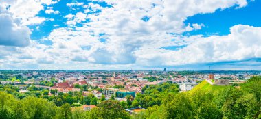 Arkasında Litvanya başkenti vilnius olan Gediminas kalesinin havadan görünüşü