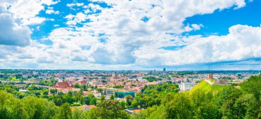 Arkasında Litvanya başkenti vilnius olan Gediminas kalesinin havadan görünüşü
