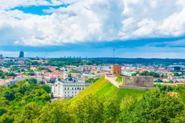 Arkasında Litvanya başkenti vilnius olan Gediminas kalesinin havadan görünüşü