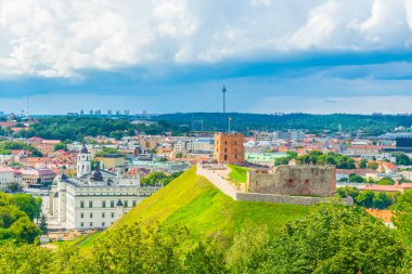 Arkasında Litvanya başkenti vilnius olan Gediminas kalesinin havadan görünüşü