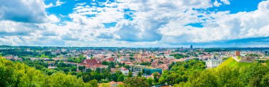 Arkasında Litvanya başkenti vilnius olan Gediminas kalesinin havadan görünüşü