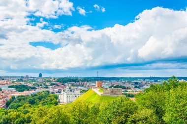 Arkasında Litvanya başkenti vilnius olan Gediminas kalesinin havadan görünüşü