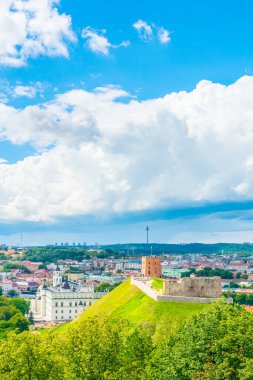 Arkasında Litvanya başkenti vilnius olan Gediminas kalesinin havadan görünüşü