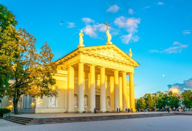 Gün batımında Litvanya 'nın başkentindeki Aziz Stanislaus Katedrali