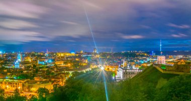 Arkasında Litvanya başkenti vilnius olan Gediminas kalesinin gece hava görüntüsü