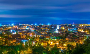 Üç haç tepesinden Litvanya başkentinin gece hava manzarası