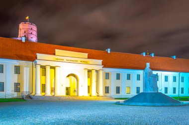 Litvanya Ulusal Müzesi Vilnius, Litvanya 'daki Gediminas Tepesi' nin altındaki gece manzarası
