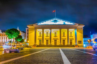 Litvanya 'nın başkenti Vilnius, Litvanya' nın belediye binasının gece manzarası