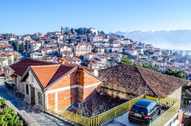 Unesco Dünya Mirası 'na ait olan ve Ohrid Gölü kıyısında uzanan Macedonian' ın üst düzey tatil beldesi Ohrid 'in hava manzarası..
