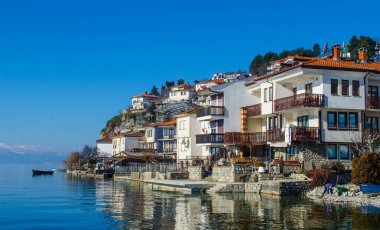 Ohrid unesco Miras Şehri 'nin kıyısındaki tipik bir ev manzarası..