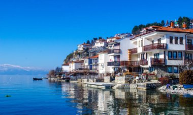 Ohrid unesco Miras Şehri 'nin kıyısındaki tipik bir ev manzarası..