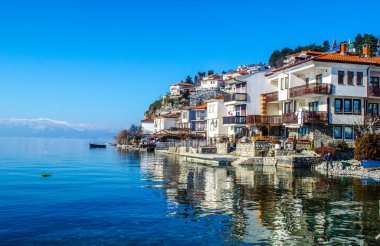 Ohrid unesco Miras Şehri 'nin kıyısındaki tipik bir ev manzarası..