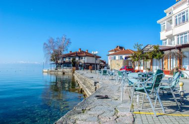 Fyrom 'daki Ohrid Gölü' nde yer alan göl kenarı gezinti güvertesi.