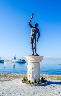 Fyrom, Mesedonia 'daki Ohrid limanında haç tutan bir adamın heykeli görülüyor..