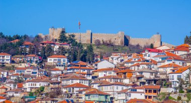 Görünümü bir tekne eski kale ve Ohri kent. Ohri Gölü sebebiyken en ünlü tatil yerlerinden biridir.