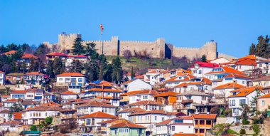 Görünümü bir tekne eski kale ve Ohri kent. Ohri Gölü sebebiyken en ünlü tatil yerlerinden biridir.