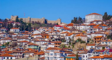 Görünümü bir tekne eski kale ve Ohri kent. Ohri Gölü sebebiyken en ünlü tatil yerlerinden biridir.