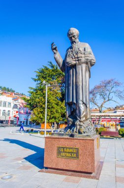 Macar tatil kasabası Ohrid 'de bulunan Aziz Kliment Ohridski heykeli..