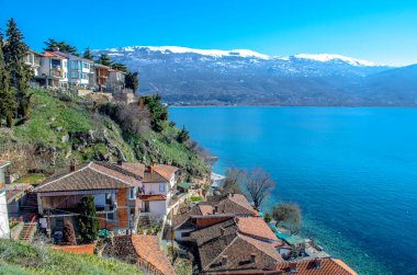 Macedonian kasabasındaki Kaneo Kilisesi 'ndeki Aziz Johan' a giden bir uçurumun kenarına yayılmış küçük evler var..