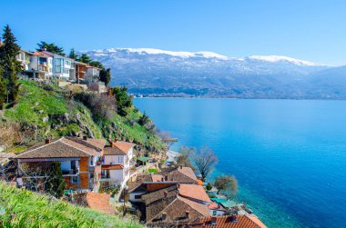 Macedonian kasabasındaki Kaneo Kilisesi 'ndeki Aziz Johan' a giden bir uçurumun kenarına yayılmış küçük evler var..
